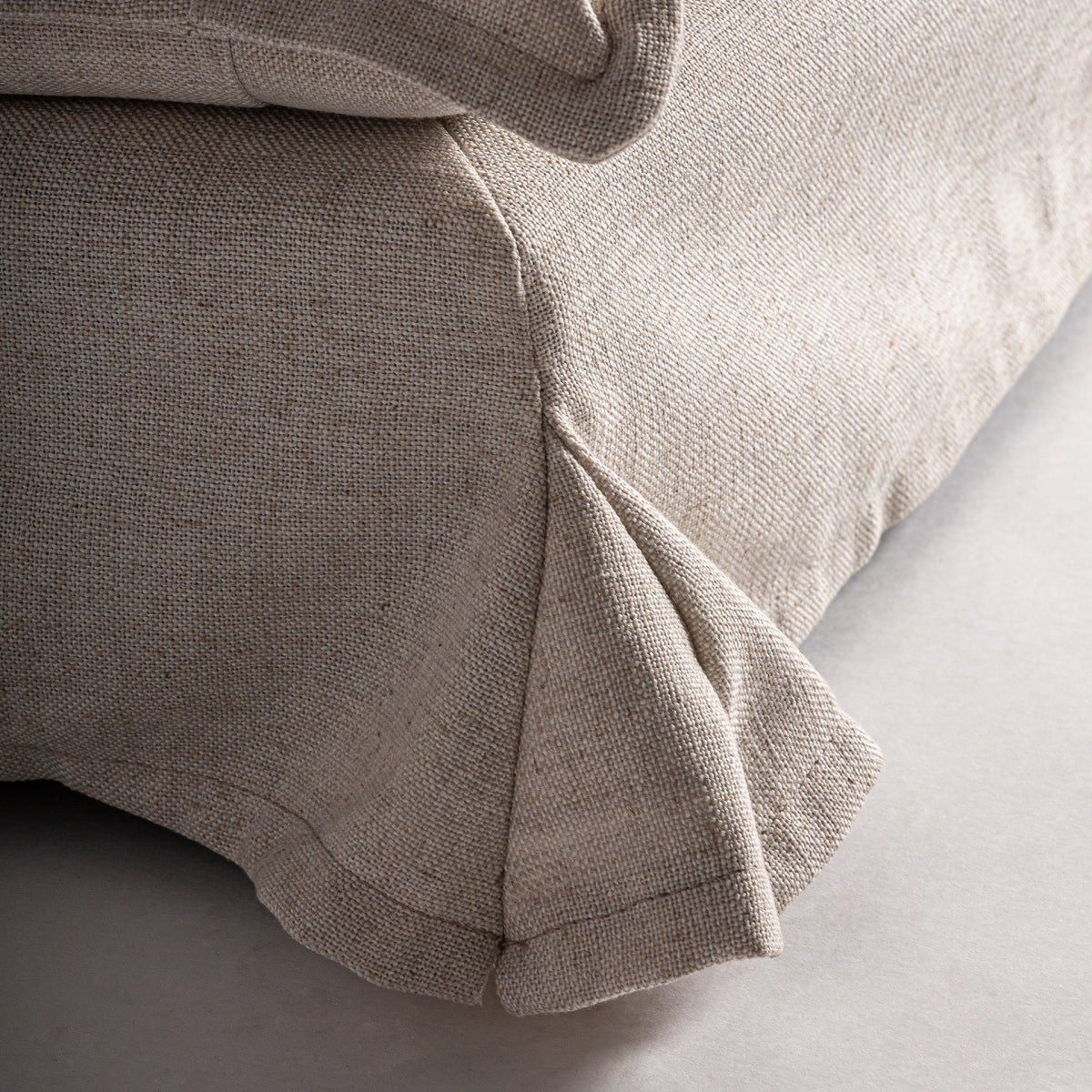 Fauteuil en tissu blanc cassé | VICAL Ospizio | REMO, mobilier et décoration d'intérieur