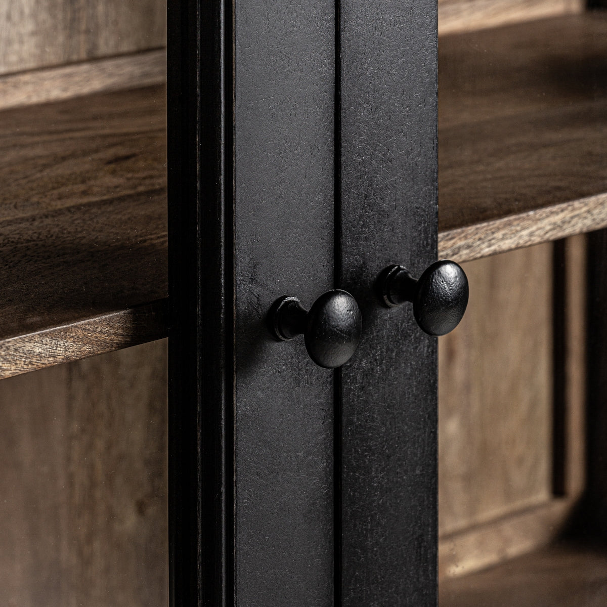 Vitrine en bois de manguier noir | Vical Bavay | REMO, mobilier et décoration d'intérieur