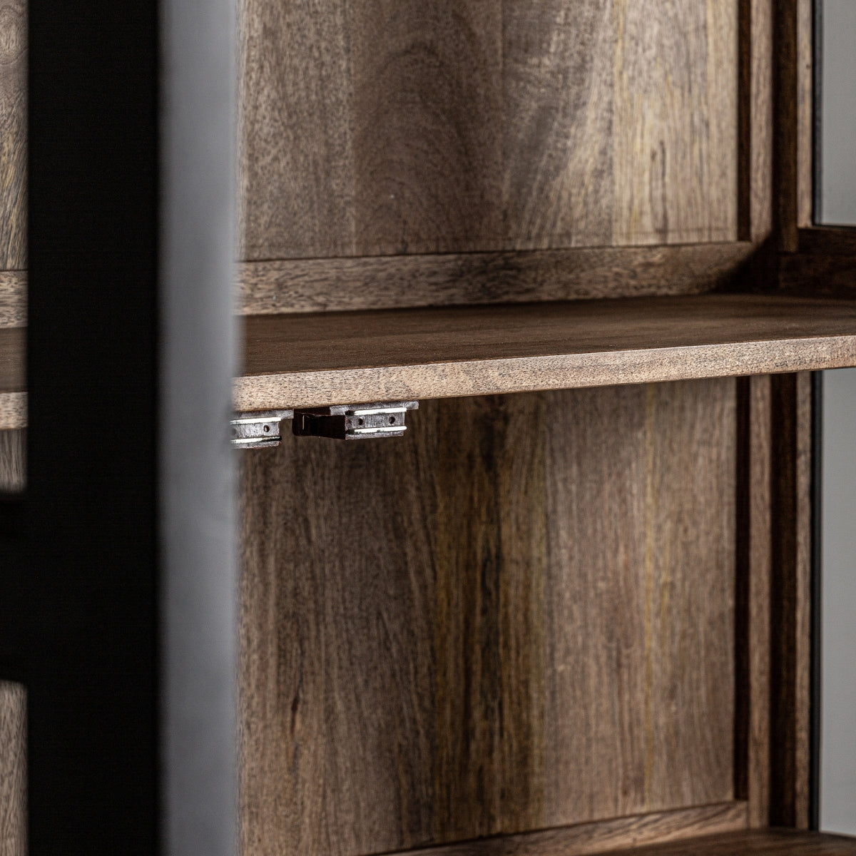 Vitrine en bois de manguier noir | Vical Bavay | REMO, mobilier et décoration d'intérieur