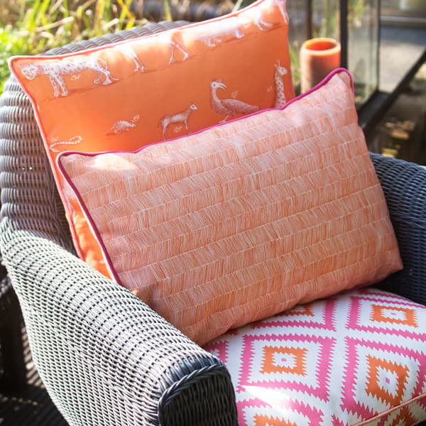 Coussin d'extérieur Delta Lava Outdoor Fibre creuse | Andrew Martin - vue de détail | REMO-HOME