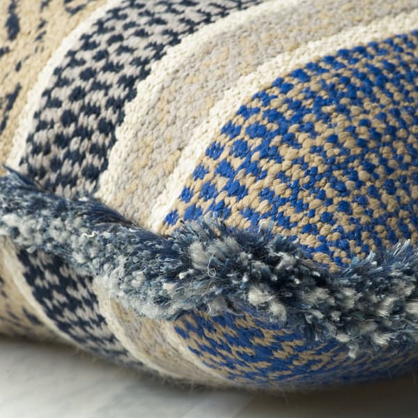 Coussin décoratif Pampas Indigo Plumes durables | Andrew Martin - vue de détail | REMO-HOME