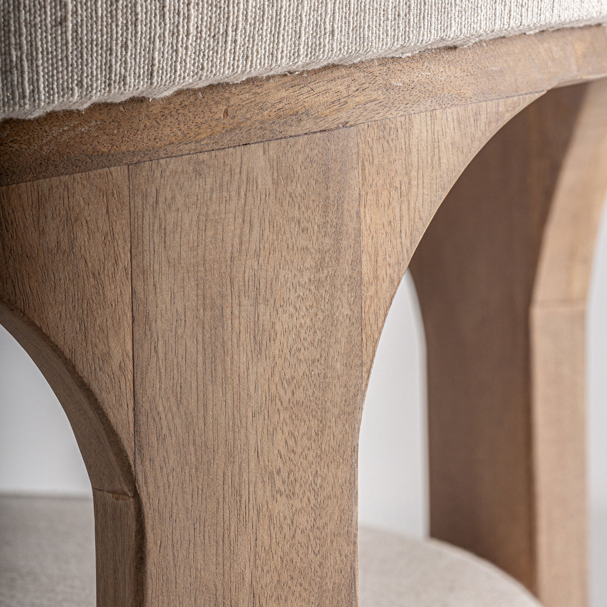 Silla auxiliar de madera de mango y tela beige | Vical Racoud