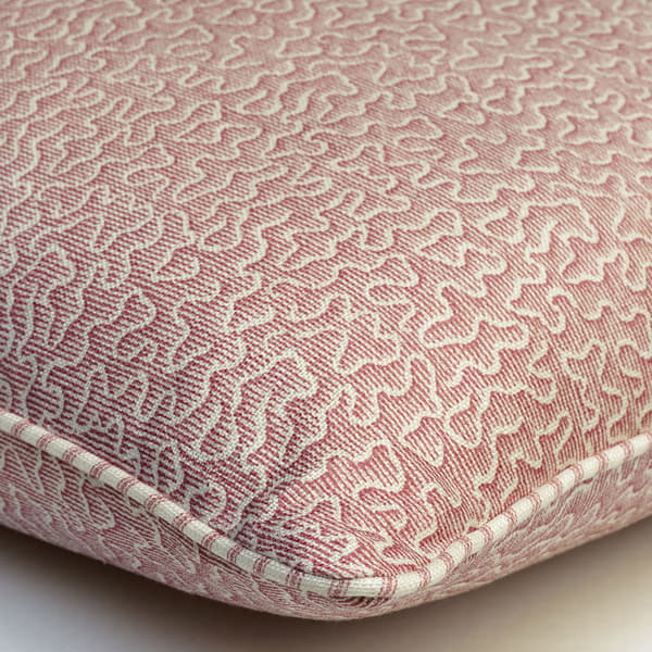 Coussin décoratif Pollen Pink Plumes durables | Andrew Martin - vue de détail | REMO-HOME
