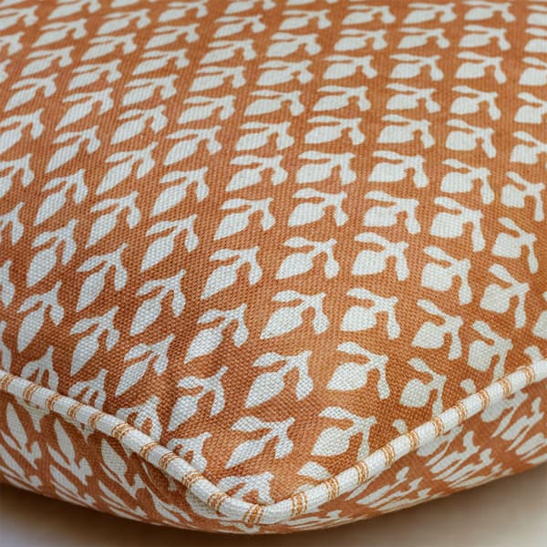 Coussin décoratif Bud Orange Plumes durables | Andrew Martin - vue de détail | REMO-HOME