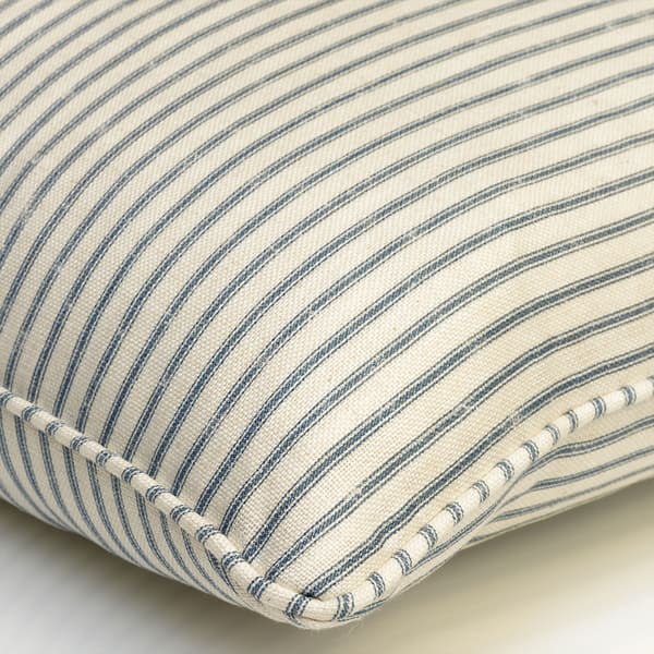 Coussin décoratif Picket Denim Plumes durables | Andrew Martin - vue de détail | REMO-HOME