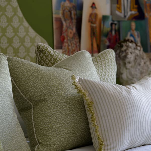 Coussin décoratif Pollen Leaf Plumes durables | Andrew Martin - vue de détail | REMO-HOME
