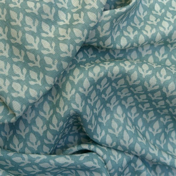 Tissu d'ameublement Bud Turquoise | Andrew Martin - vue de détail | REMO-HOME