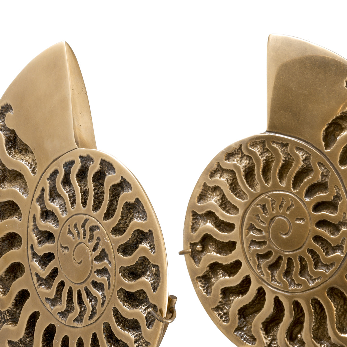 Objet Ammonite en finition laiton vintage | Eichholtz Ammonite set of 2 - vue d'ambiance | REMO-HOME