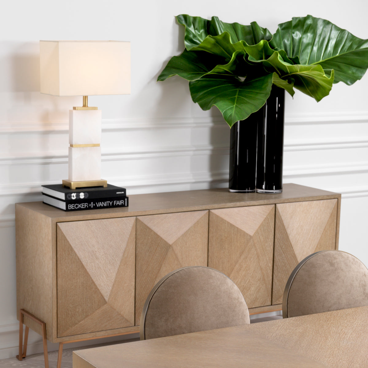 Lampe de table en laiton mat et albâtre | Eichholtz Robbins - vue d'ambiance | REMO-HOME