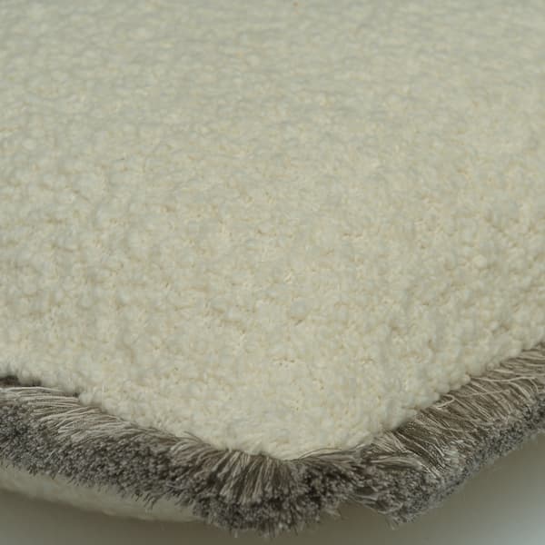 Coussin décoratif Fleece Chalk Plumes durables | Andrew Martin - vue de détail | REMO-HOME