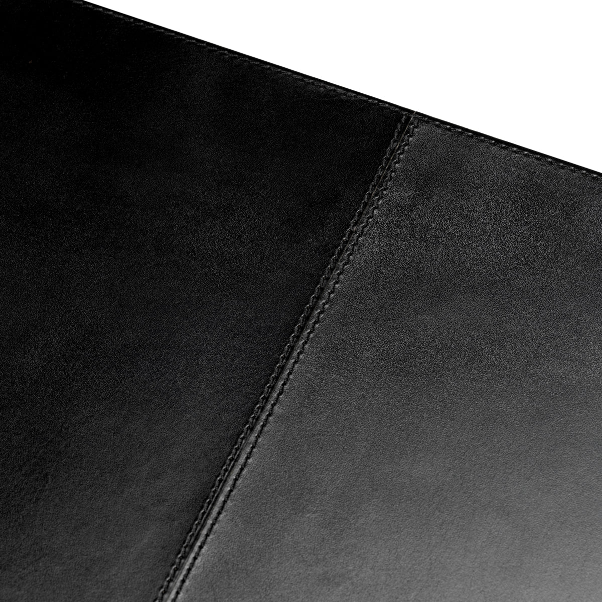 Tapis de bureau en cuir noir gaufré crocodile | Eichholtz Scaleo - vue d'ambiance | REMO-HOME