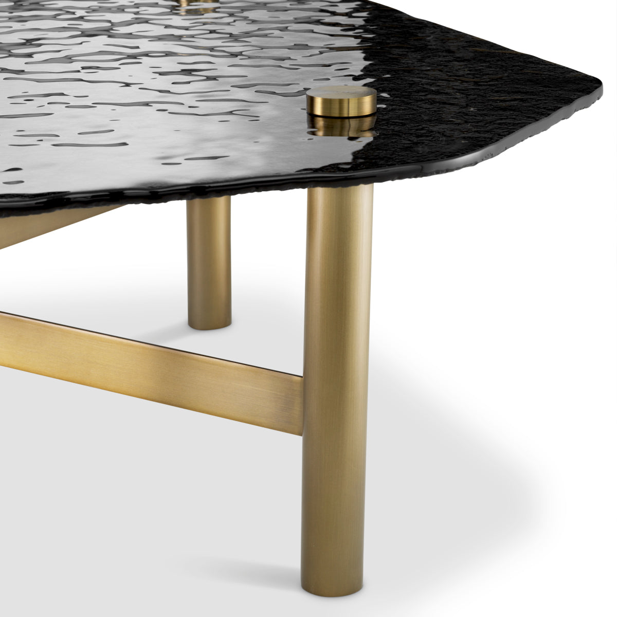 Table basse en laiton brossé et verre fumé coulé | Eichholtz Cortes - vue d'ambiance | REMO-HOME