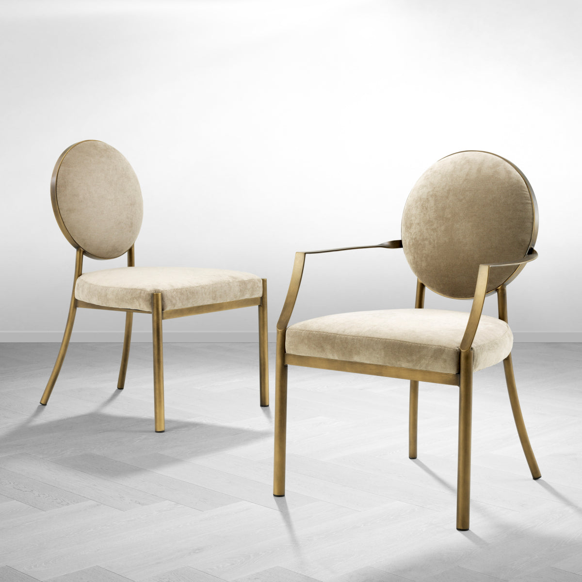 Chaise de salle à manger en velours greige et laiton foncé | Eichholtz Scribe. - vue d'ambiance | REMO-HOME