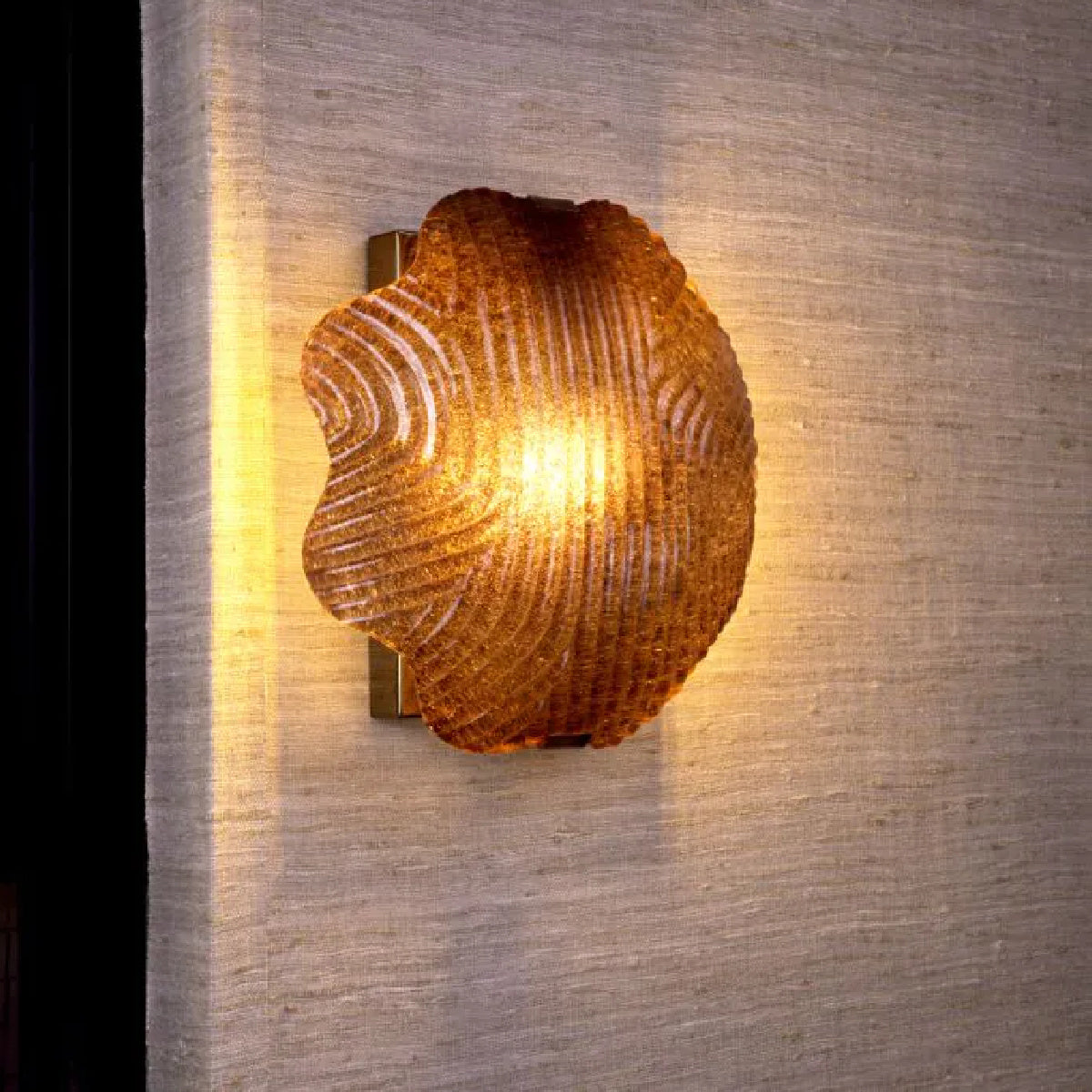 Applique murale dorée en verre opaque | Eichholtz Nuria | REMO-HOME, mobilier et décoration d'intérieur