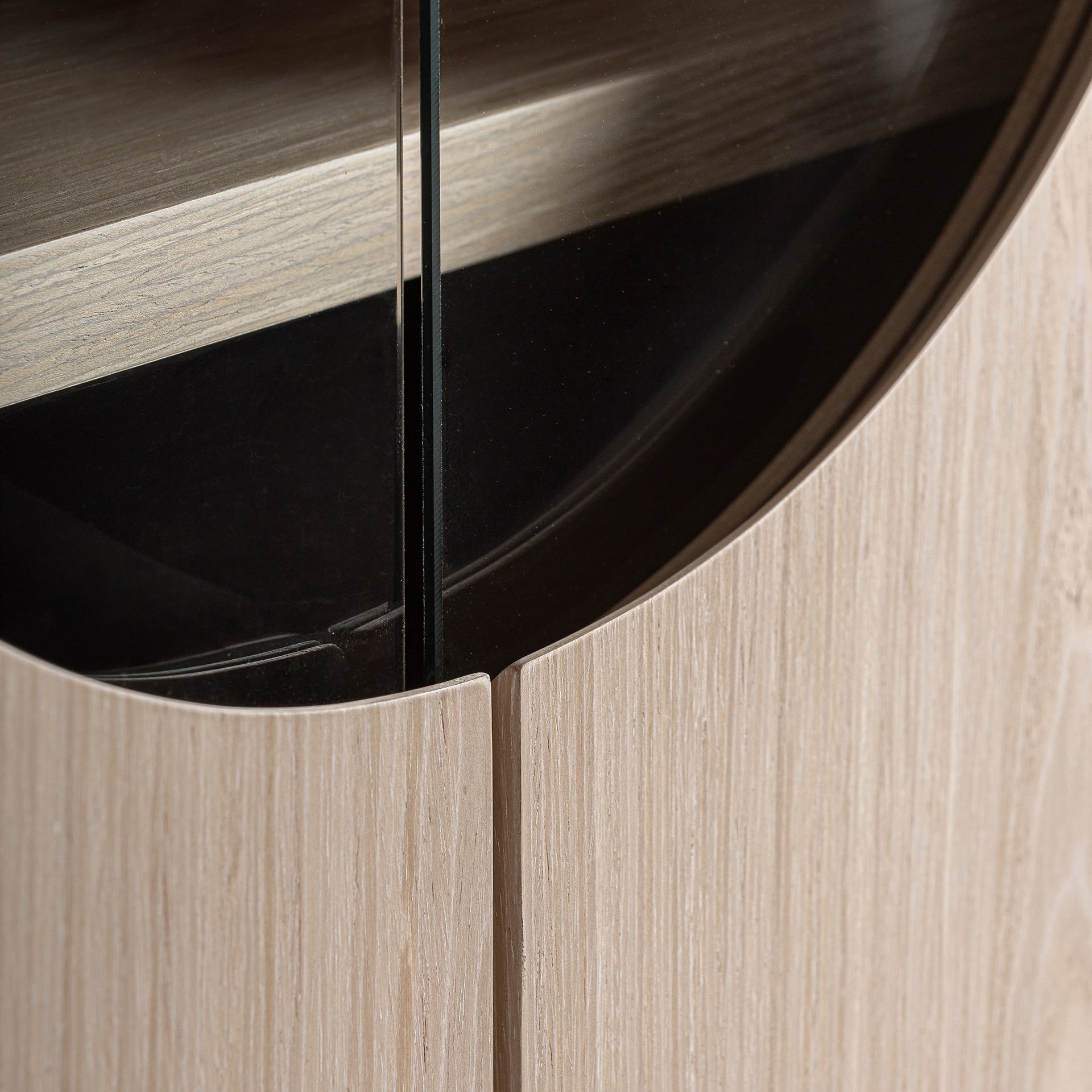 Armoire vitrée chêne beige art déco | VICAL Kharj | REMO-HOME, mobilier design et décoration d'intérieur