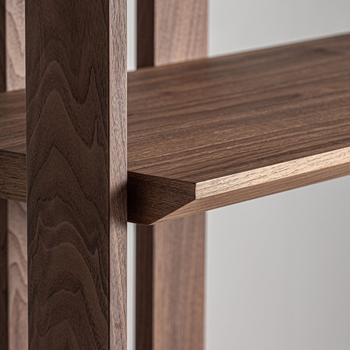 Bibliothèque en bois d'orme | Vical Gifhorn | REMO-HOME, mobilier et décoration d'intérieur