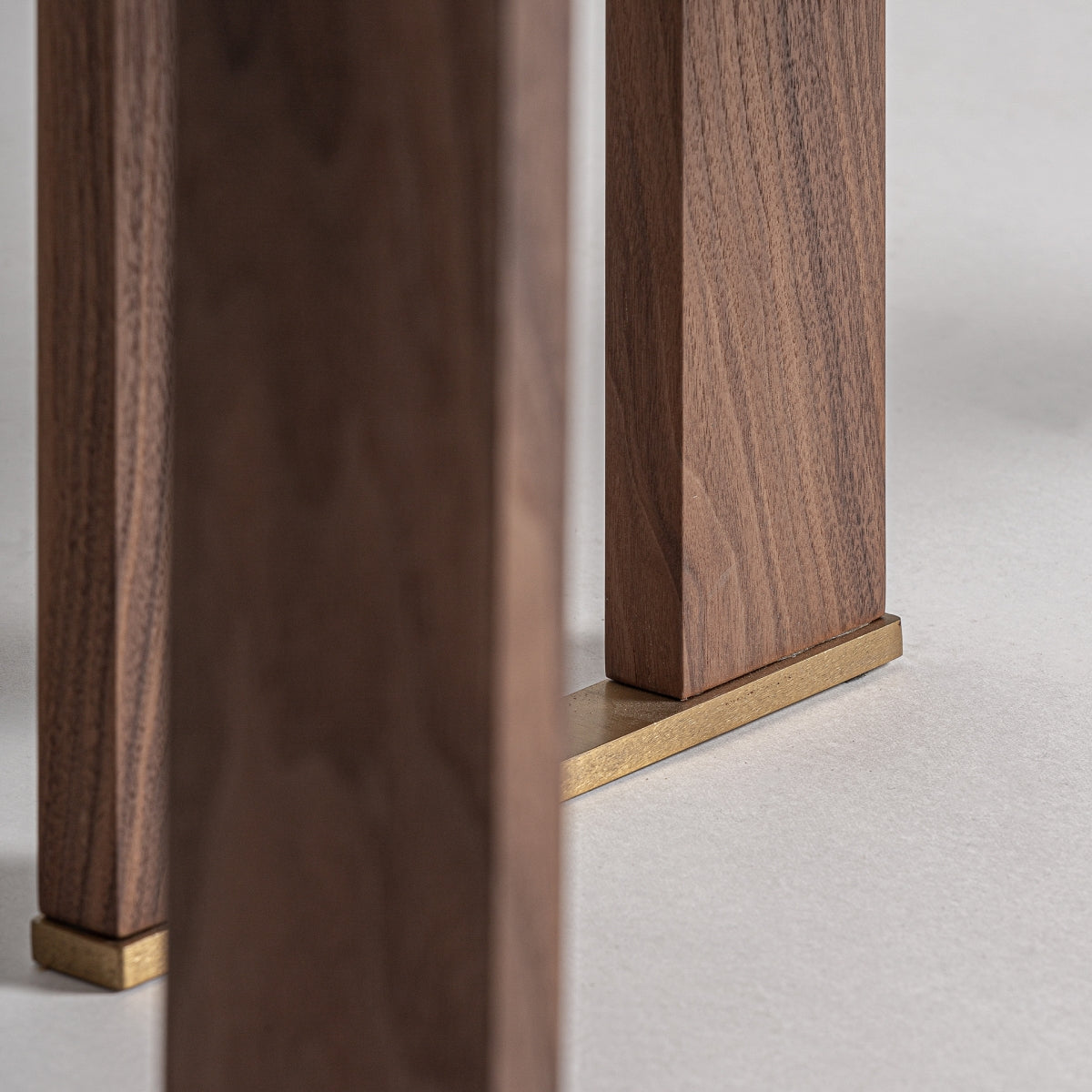 Bibliothèque en bois d'orme | Vical Gifhorn | REMO-HOME, mobilier et décoration d'intérieur