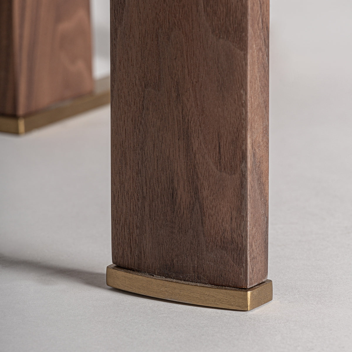 Bibliothèque en bois d'orme | Vical Gifhorn | REMO-HOME, mobilier et décoration d'intérieur