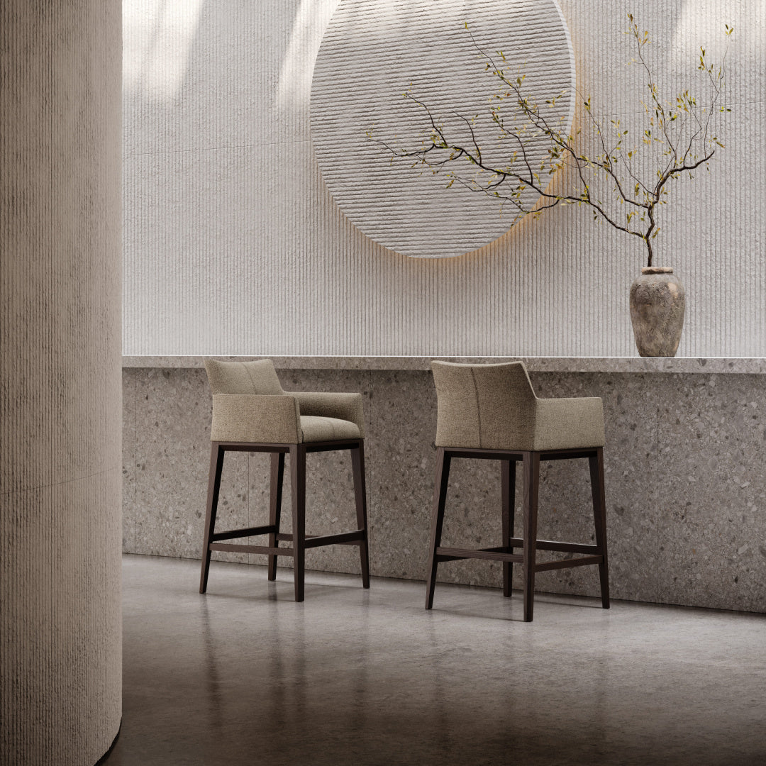 Chaise de comptoir en tissu marron clair | Domkapa Carter