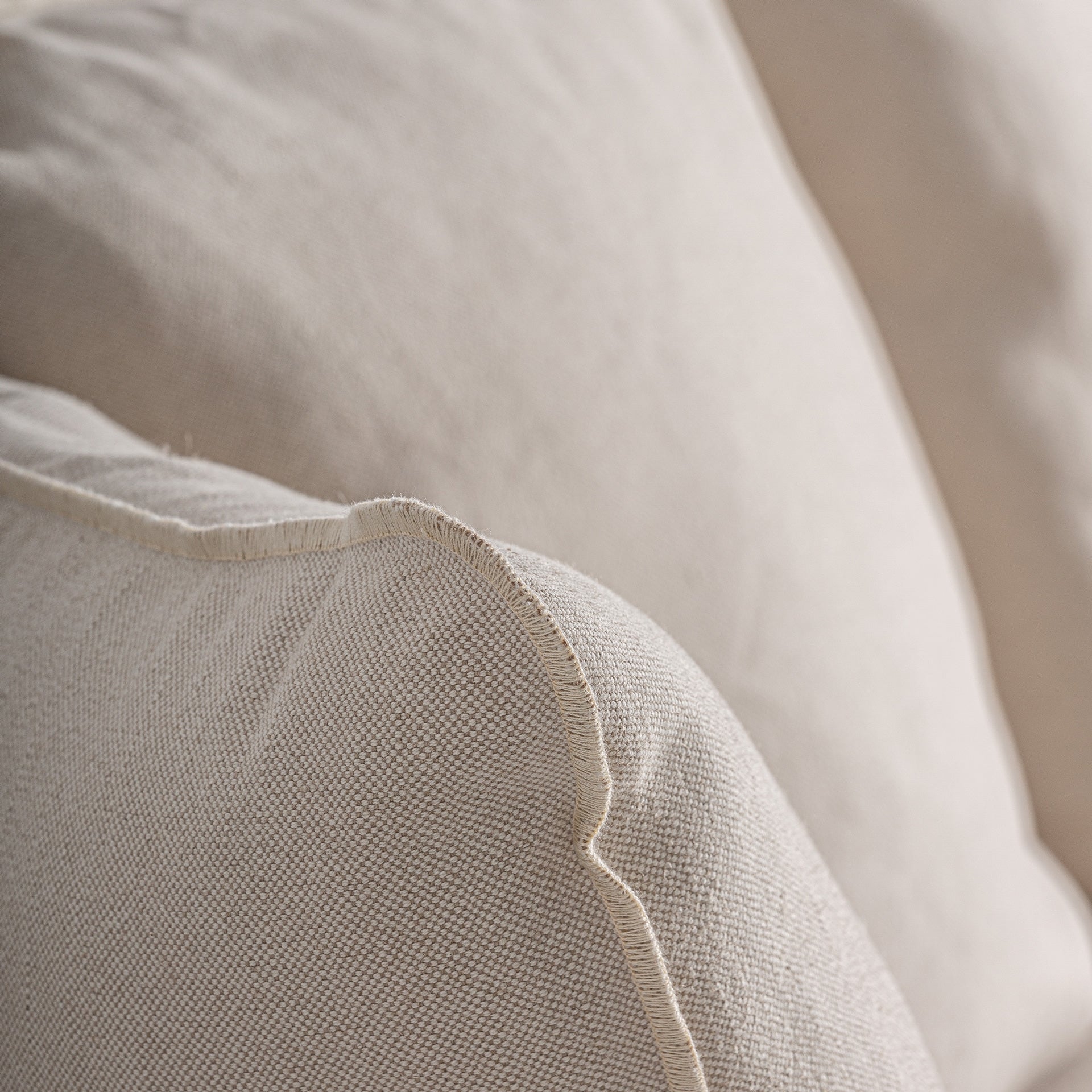 Canapé 3 places en lin beige | VICALBardney | REMO-HOME, mobilier design et décoration d'intérieur