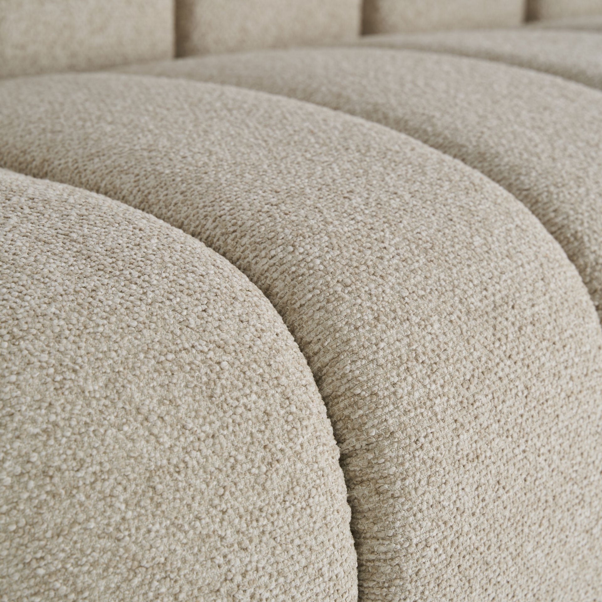 Canapé beige courbes | VICAL Lajoux | REMO-HOME, mobilier design et décoration d'intérieur