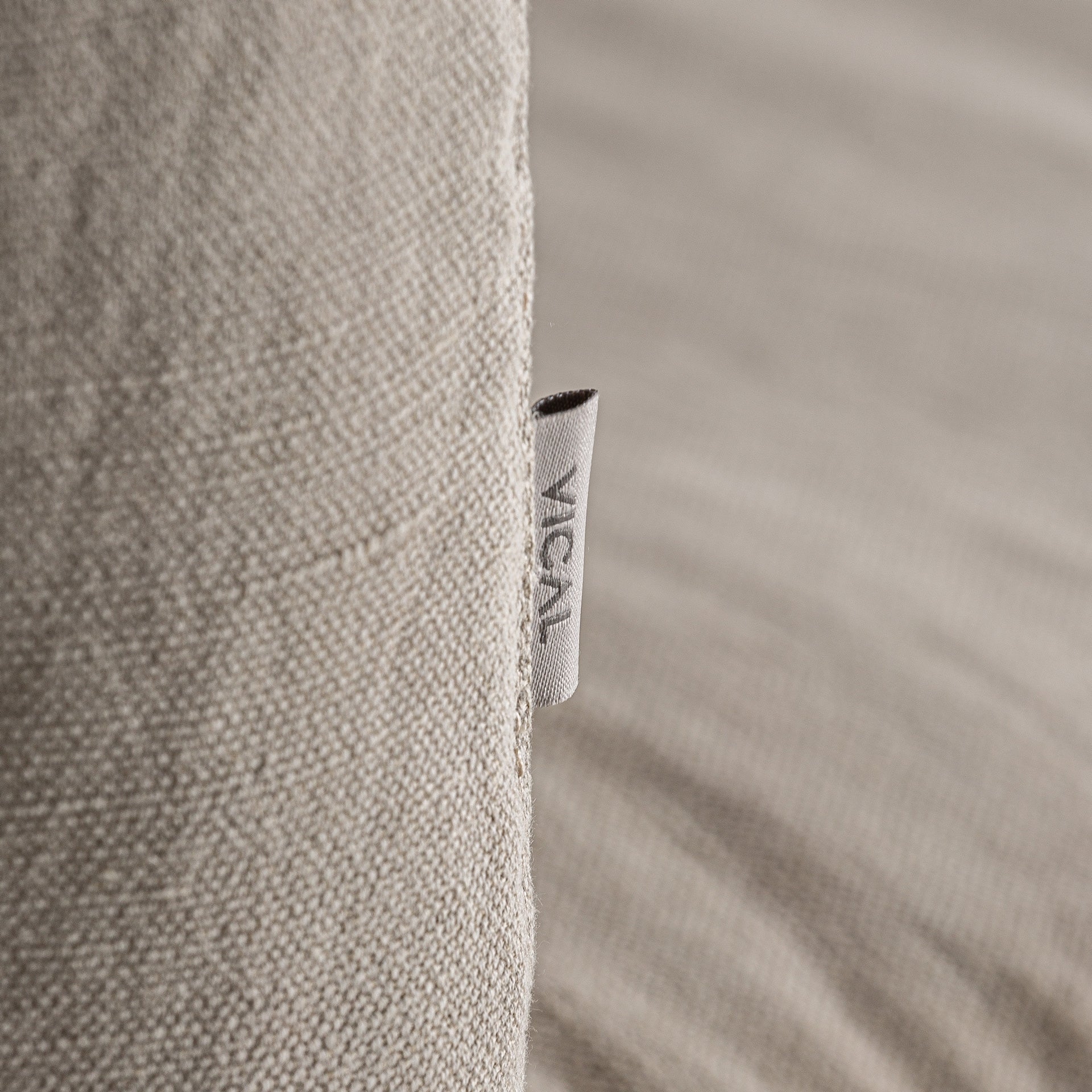 Canapé lin beige décontracté | VICAL Monheurt | REMO-HOME, mobilier design et décoration d'intérieur