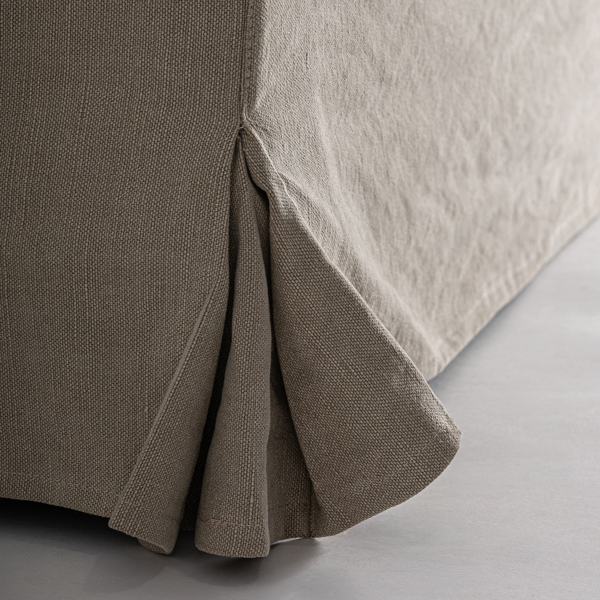 Canapé lin beige décontracté | VICAL Monheurt | REMO-HOME, mobilier design et décoration d'intérieur