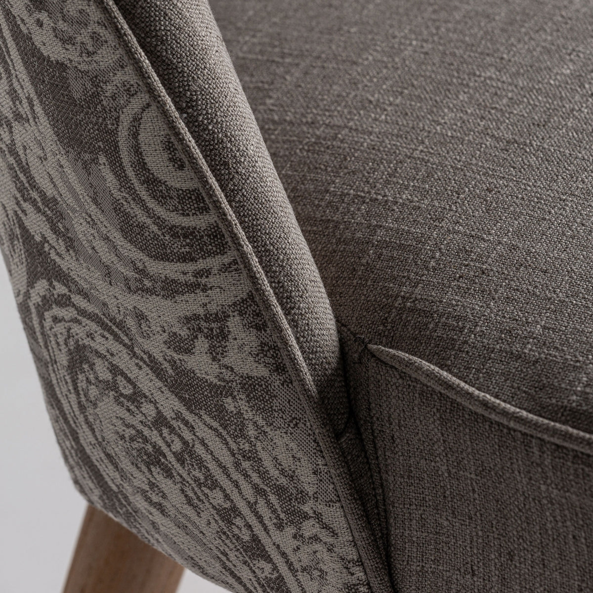 Chaise de salle à manger en tissu gris | Vical Calce | REMO, mobilier et décoration d'intérieur