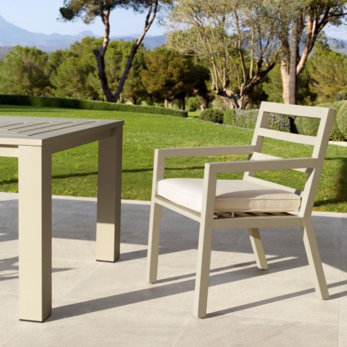 Chaise extérieure en métal sable | Eichholtz Delta | REMO-HOME, mobilier et décoration d'intérieur