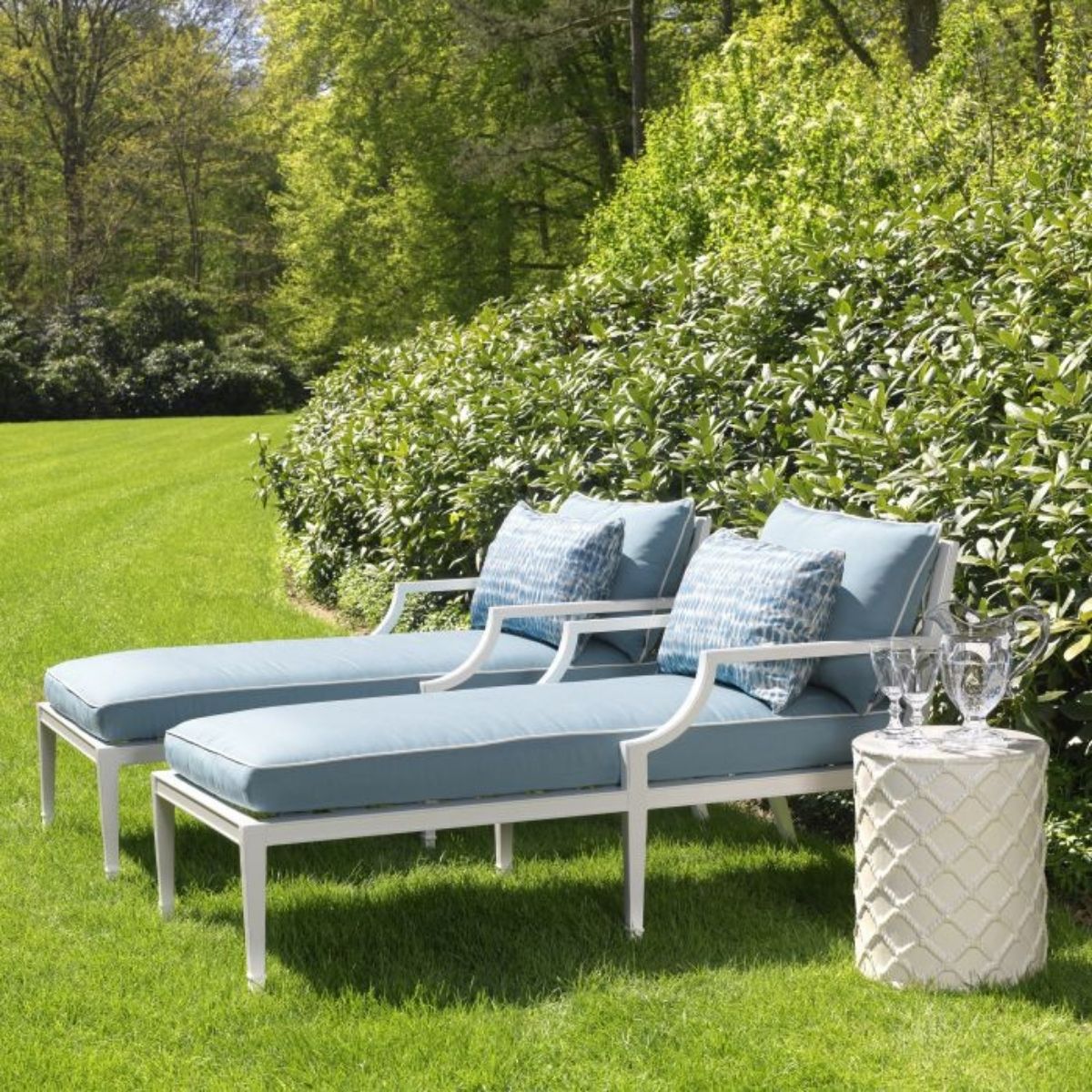 Chaise longue blanche et bleu minéral | Eichholtz Bella Vista | REMO-HOME, mobilier et décoration d'intérieur