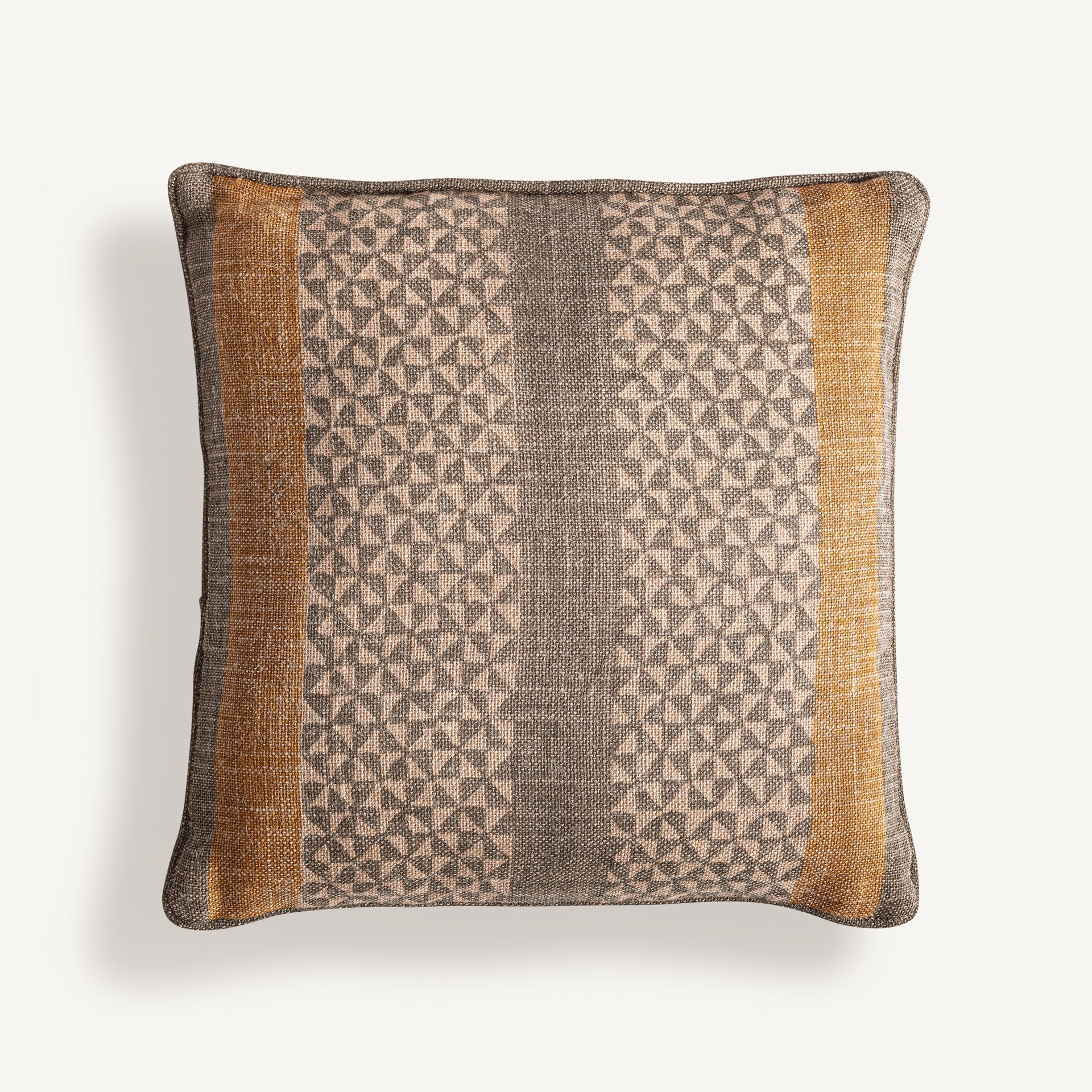 Coussin carré jute beige et ocre | VICAL Narmer | REMO-HOME, mobilier design et décoration d'intérieur