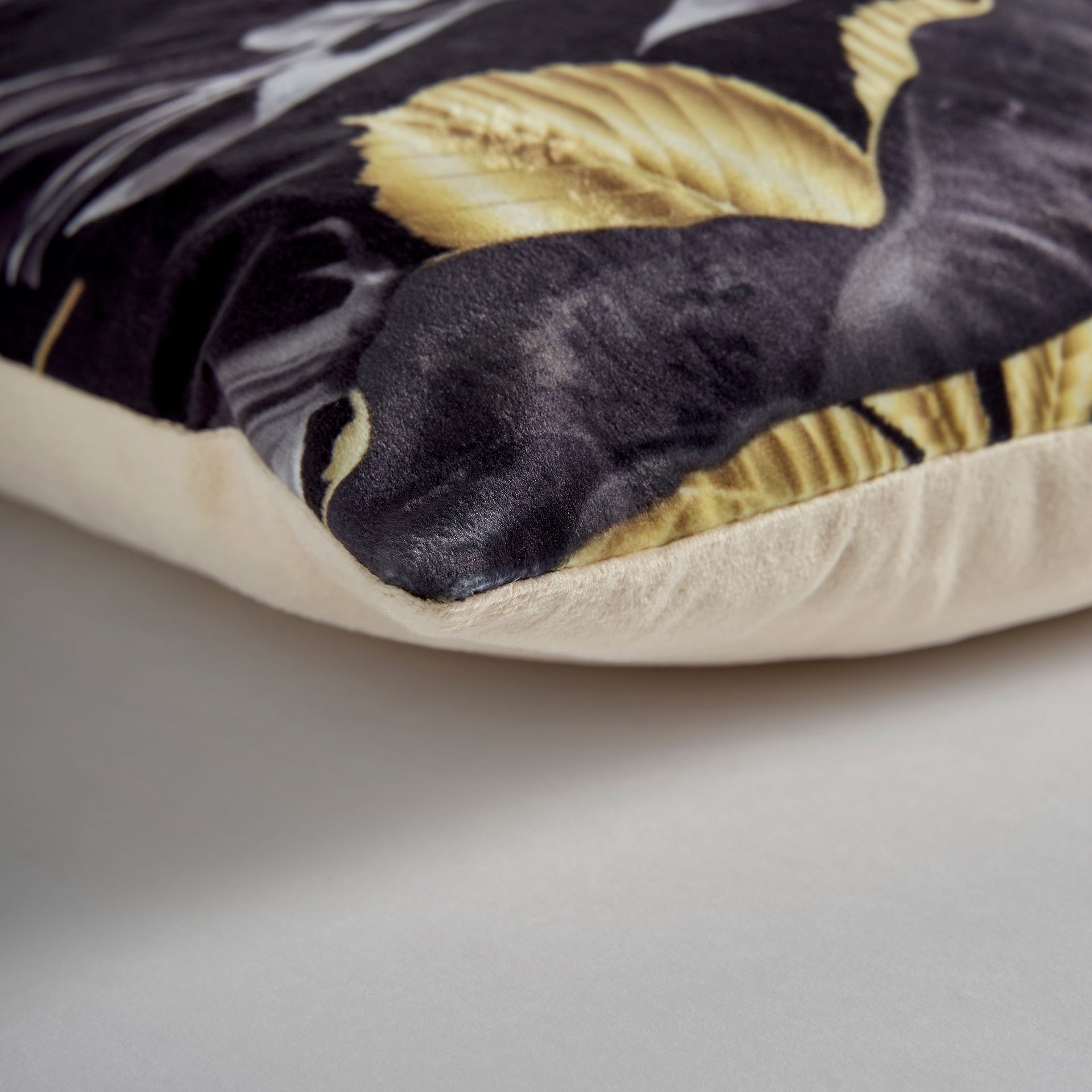 Coussin carré velours noir et doré | VICAL Arsen | REMO-HOME, mobilier design et décoration d'intérieur