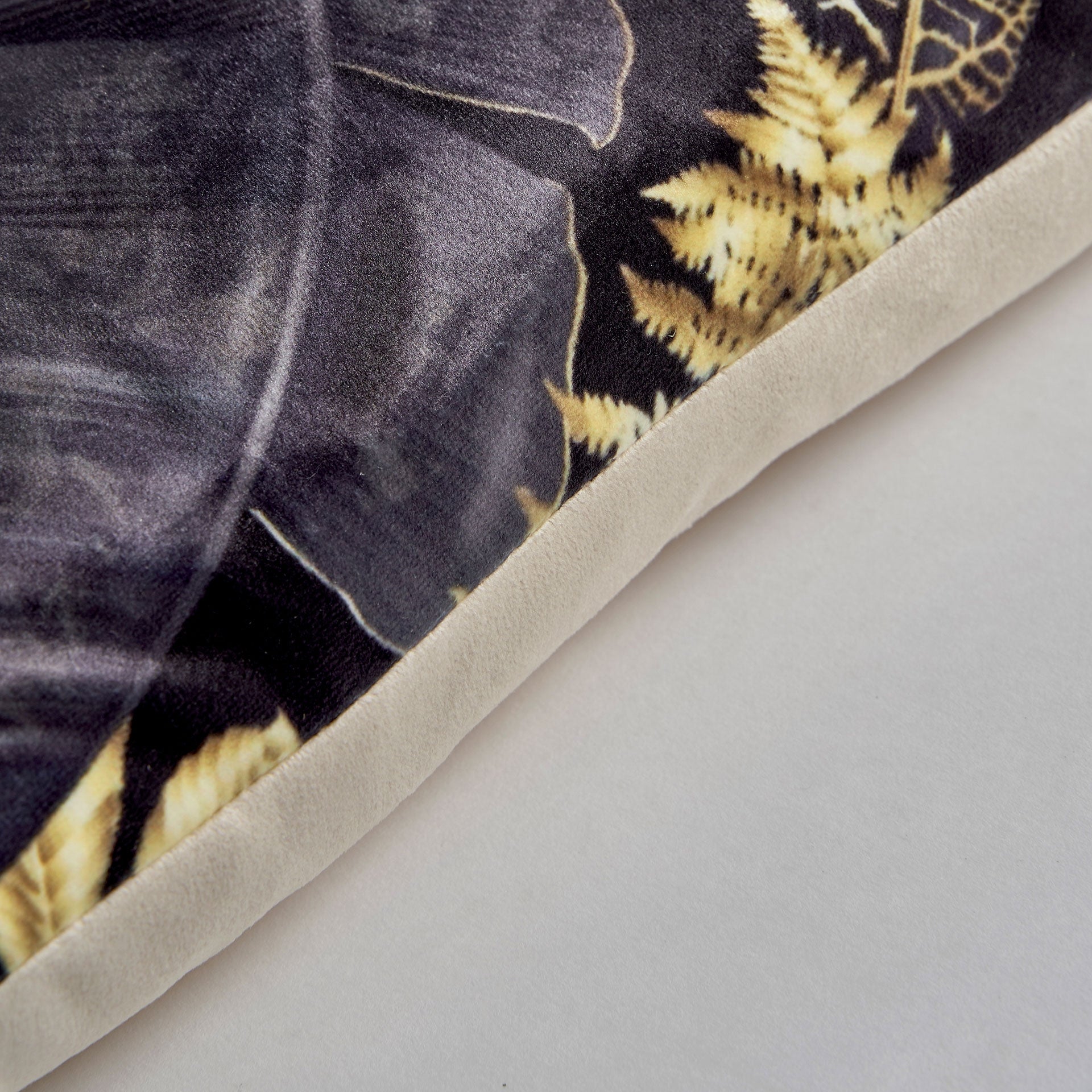 Coussin carré velours noir et doré | VICAL Arsen | REMO-HOME, mobilier design et décoration d'intérieur