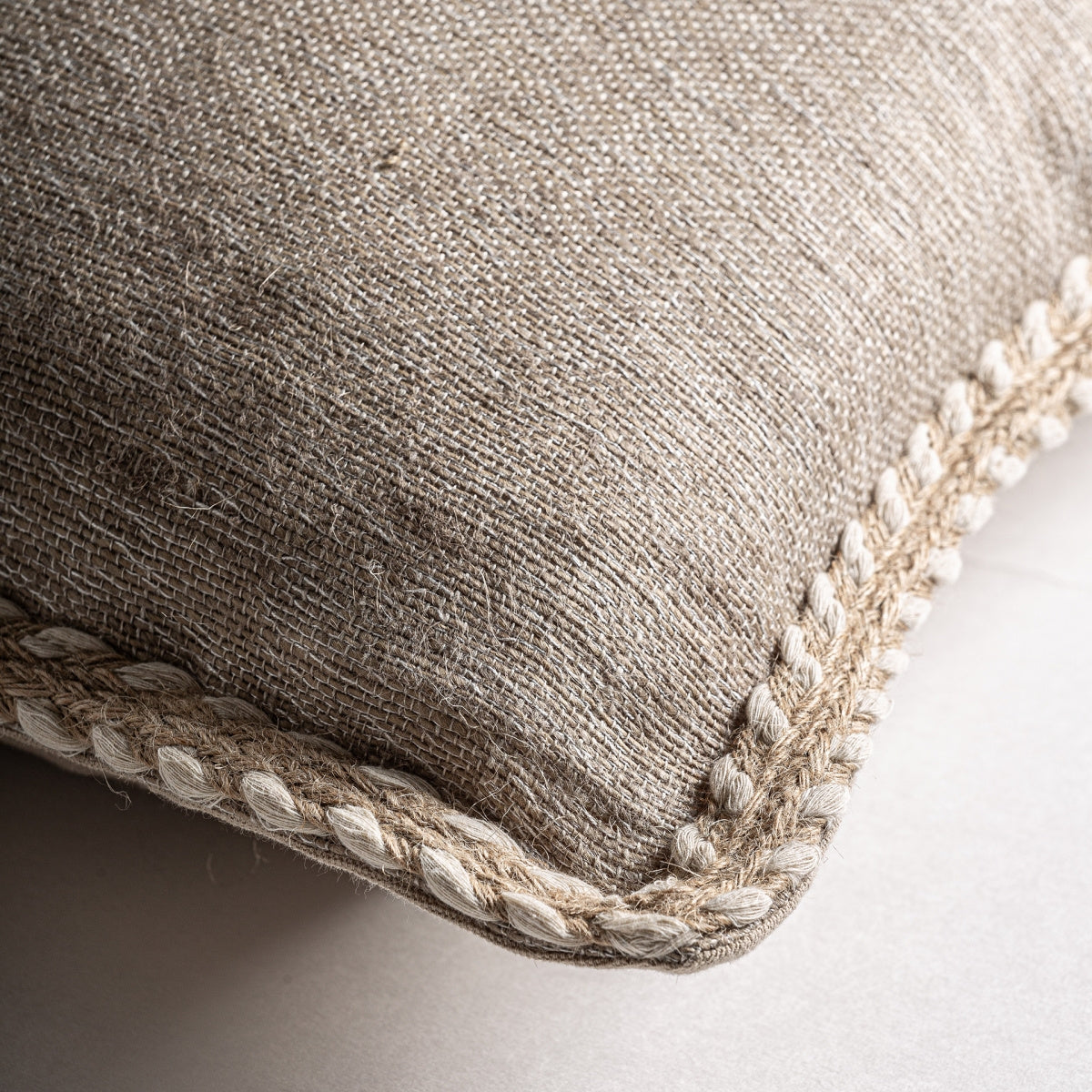 Coussin carré en lin sable | VICAL Nehan | REMO-HOME, mobilier design et décoration d'intérieur