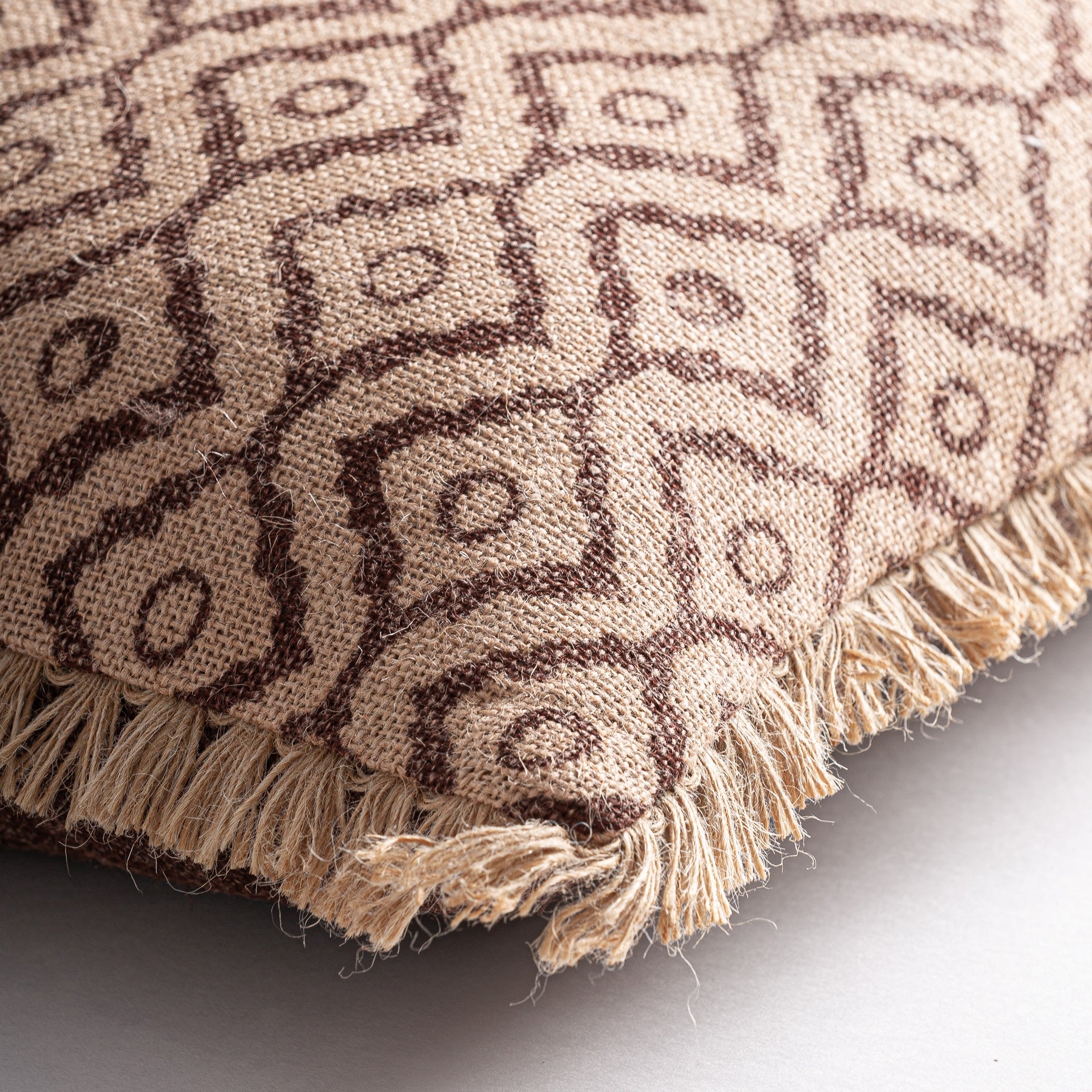 Coussin ethnique en jute texturé beige et marron | VICAL Seth | REMO-HOME, mobilier design et décoration d'intérieur
