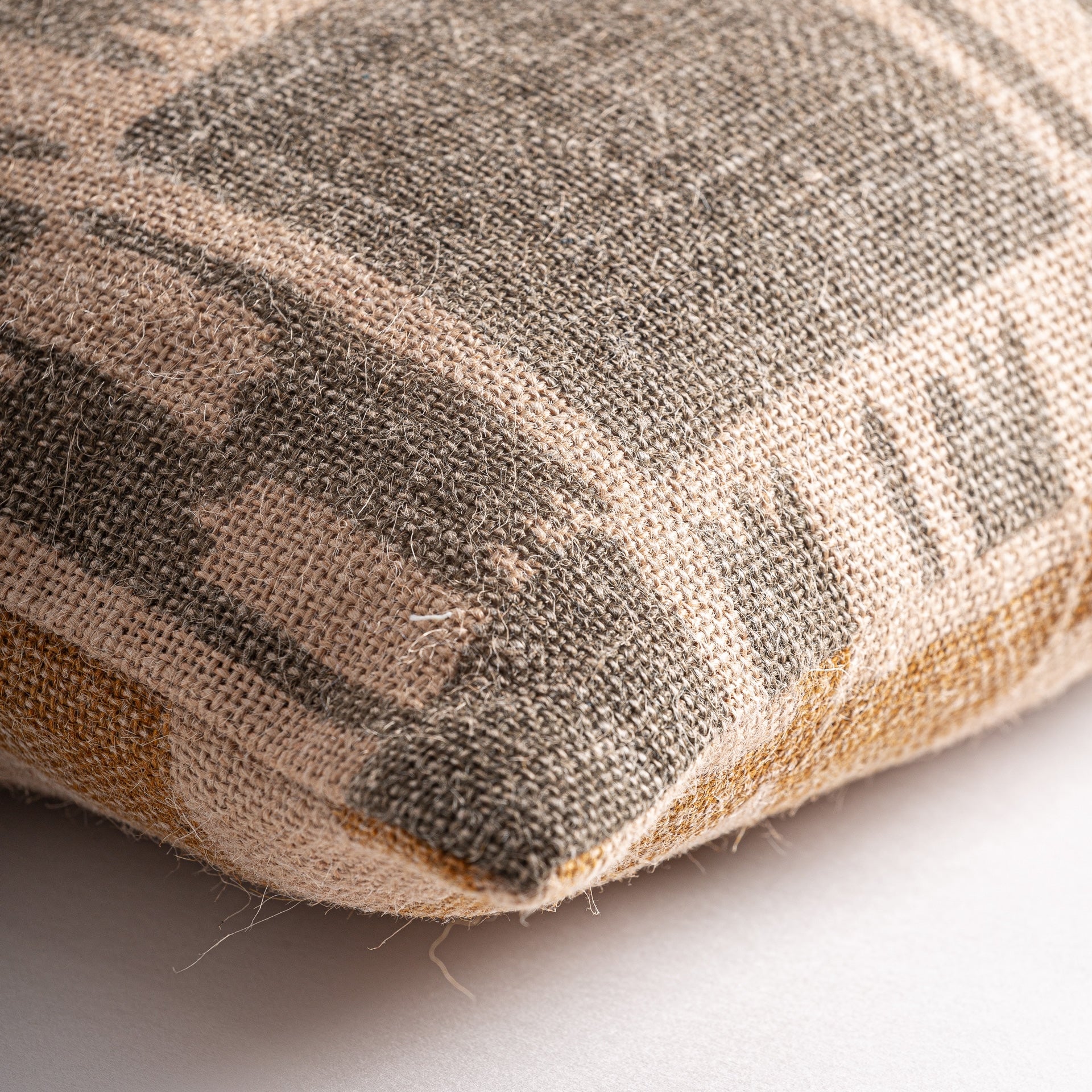 Coussin géométrique ethnique jute beige et ocre | VICAL Khonsu | REMO-HOME, mobilier design et décoration d'intérieur