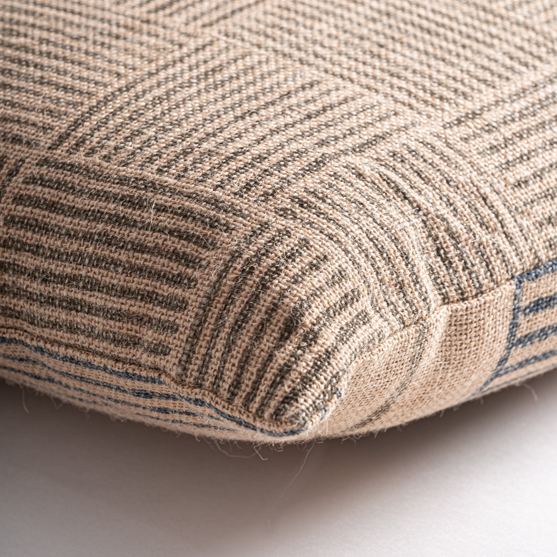Coussin rayures fines jute beige et noir | VICAL Khepri | REMO-HOME, mobilier design et décoration d'intérieur