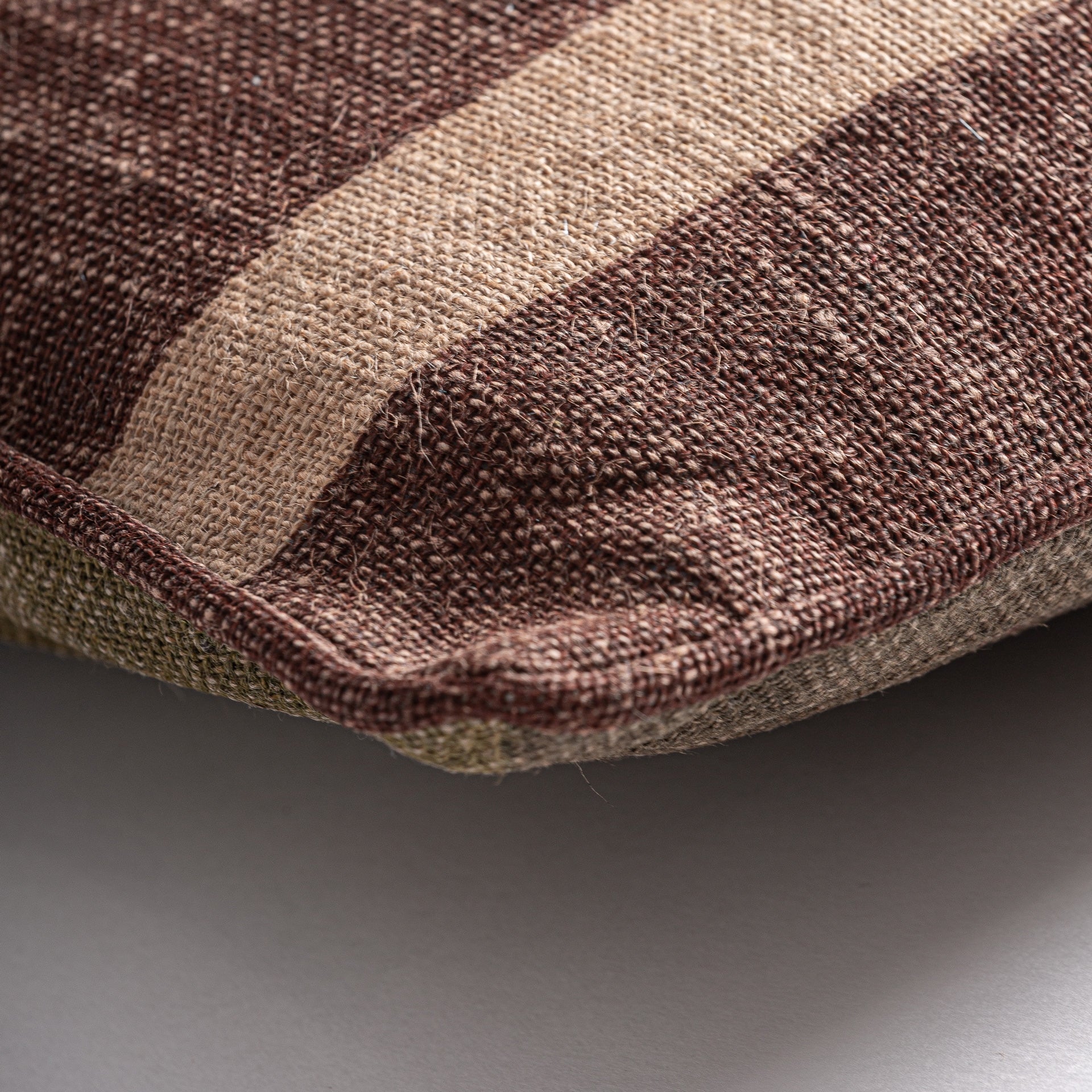 Coussin rectangulaire jute beige et vert | VICAL Anzaty | REMO-HOME, mobilier design et décoration d'intérieur