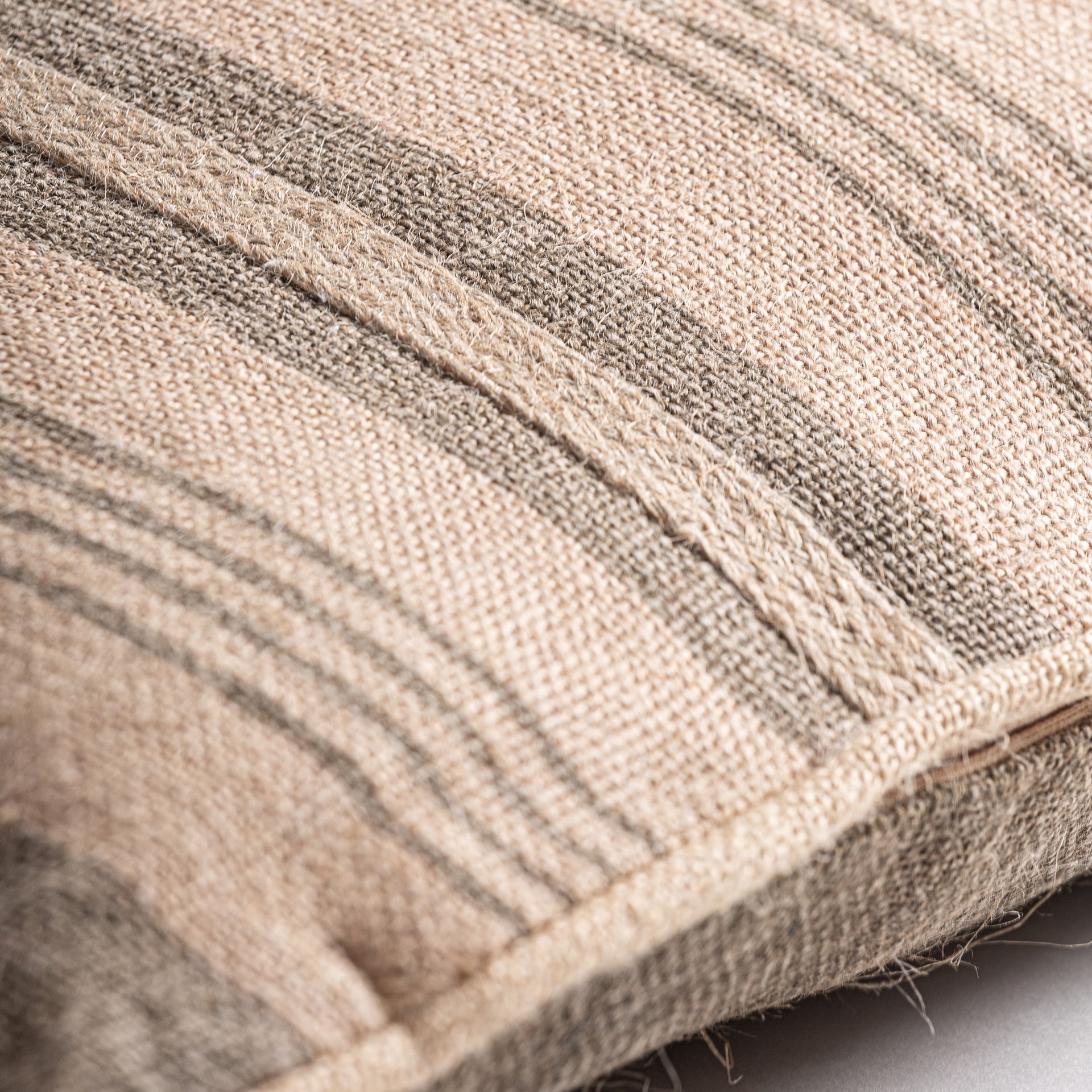 Coussin tissé beige et vert | VICAL Calisto | REMO-HOME, mobilier design et décoration d'intérieur