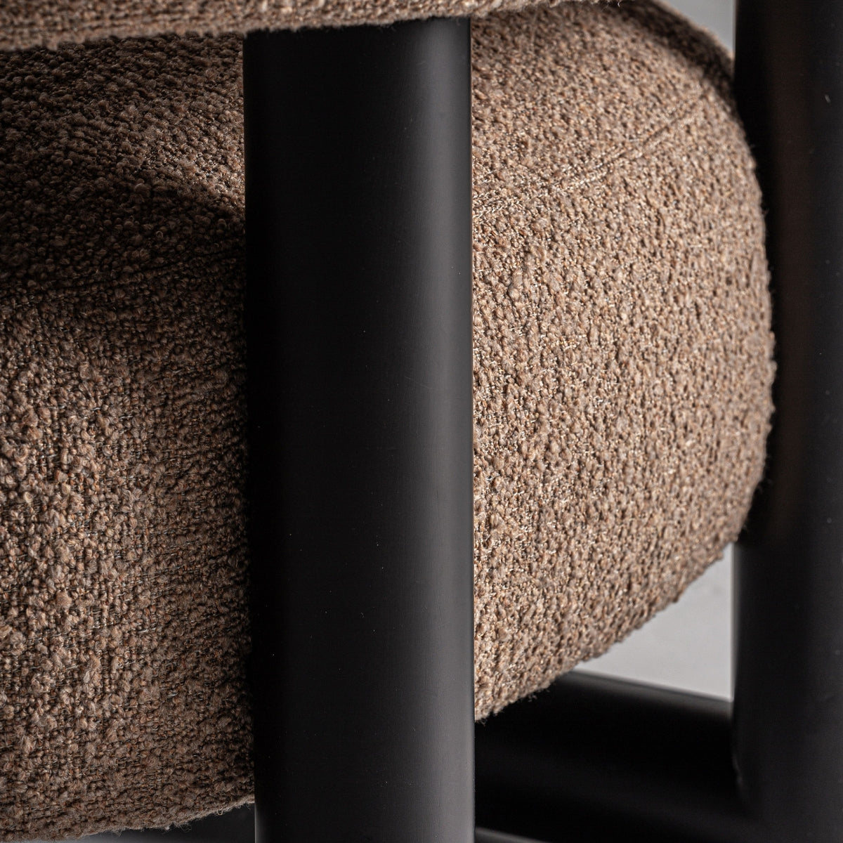 Fauteuil bouclé marron et bois de pin | VICAL Irvin | REMO-HOME, mobilier design et décoration d'intérieur