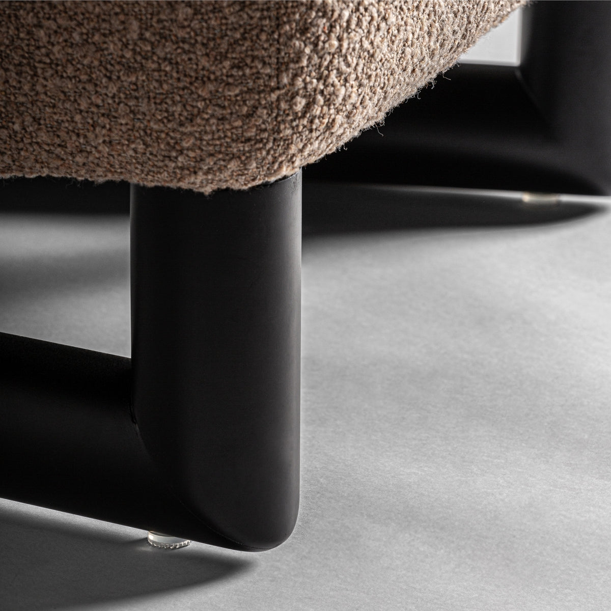 Fauteuil bouclé marron et bois de pin | VICAL Irvin | REMO-HOME, mobilier design et décoration d'intérieur