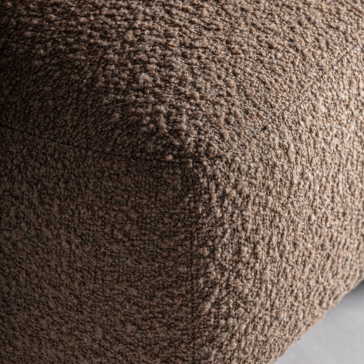 Fauteuil bouclé marron et bois de pin | VICAL Irvin | REMO-HOME, mobilier design et décoration d'intérieur