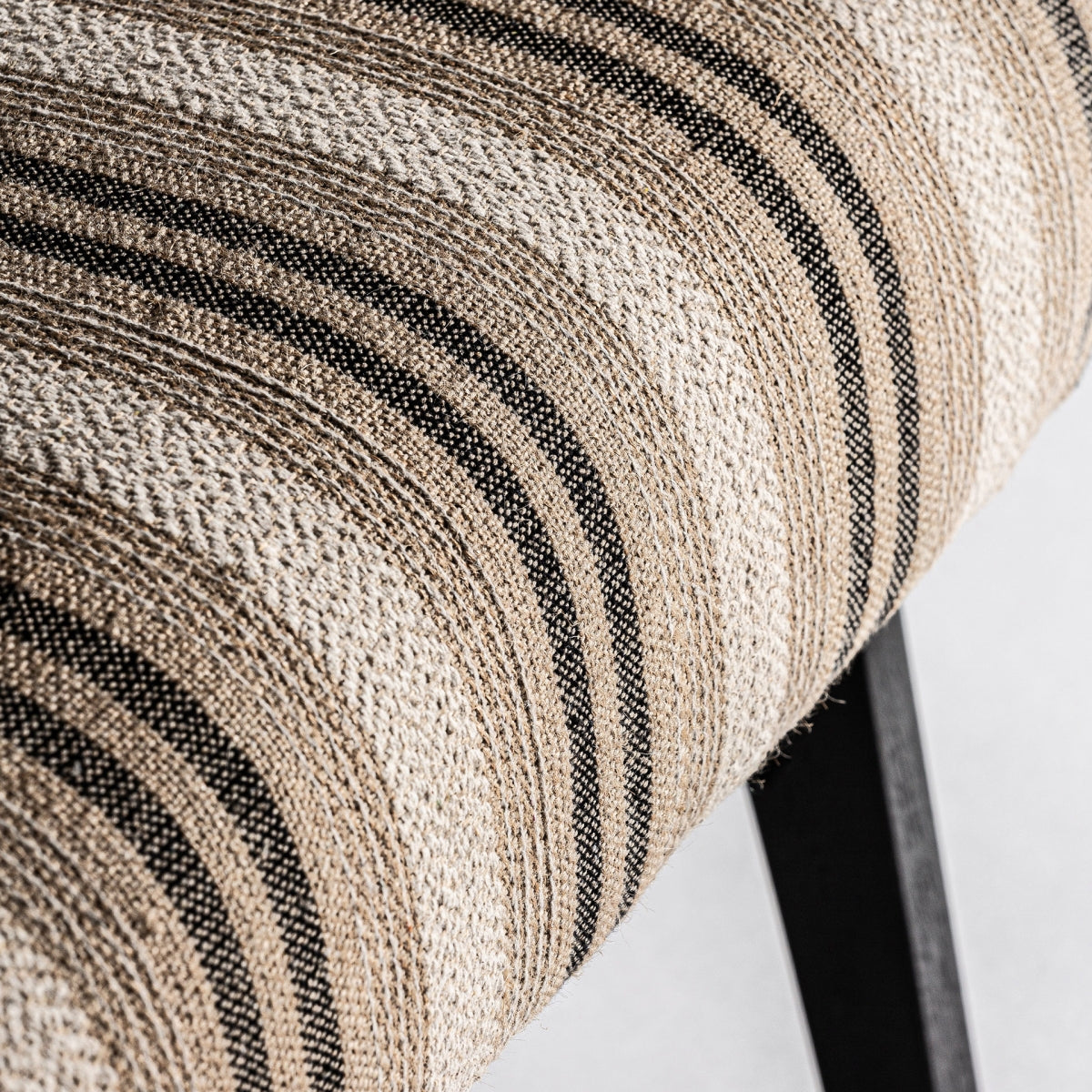 Fauteuil d'appoint en manguier noir | VICAL Nuk | REMO-HOME, mobilier design et décoration d'intérieur