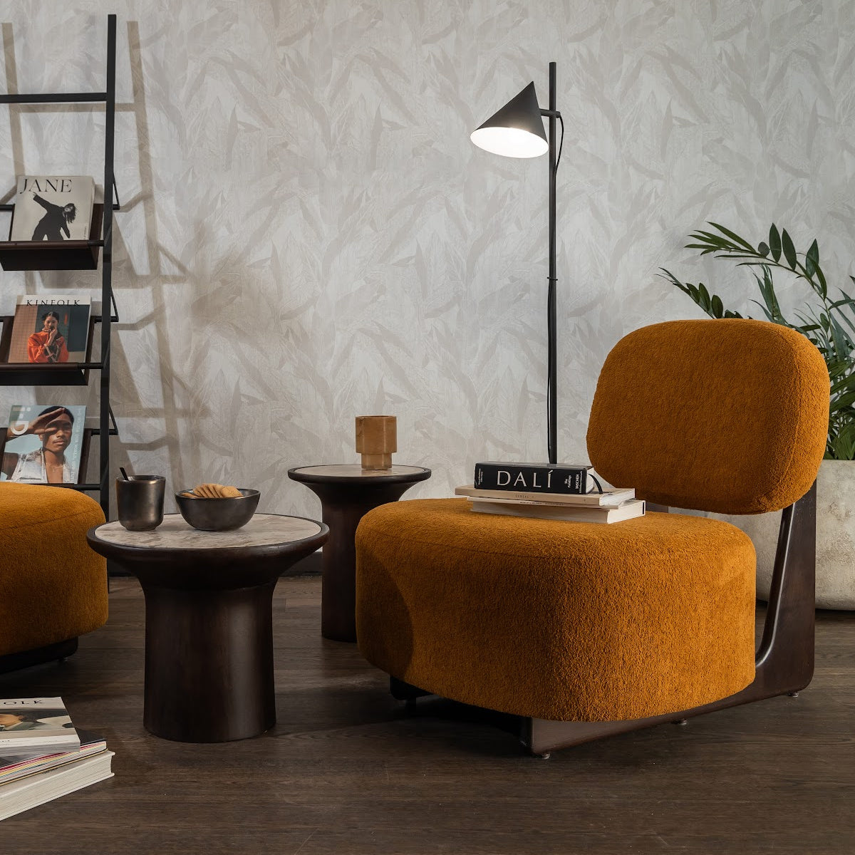 Fauteuil d'appoint en tissu orange ocre | Dôme Deco Tate