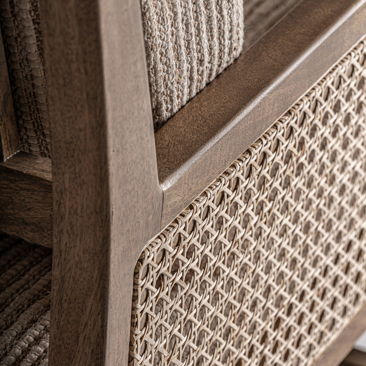 Fauteuil d'appoint en manguier, osier et tissu beige | Vical Romarand | REMO-HOME, mobilier et décoration d'intérieur