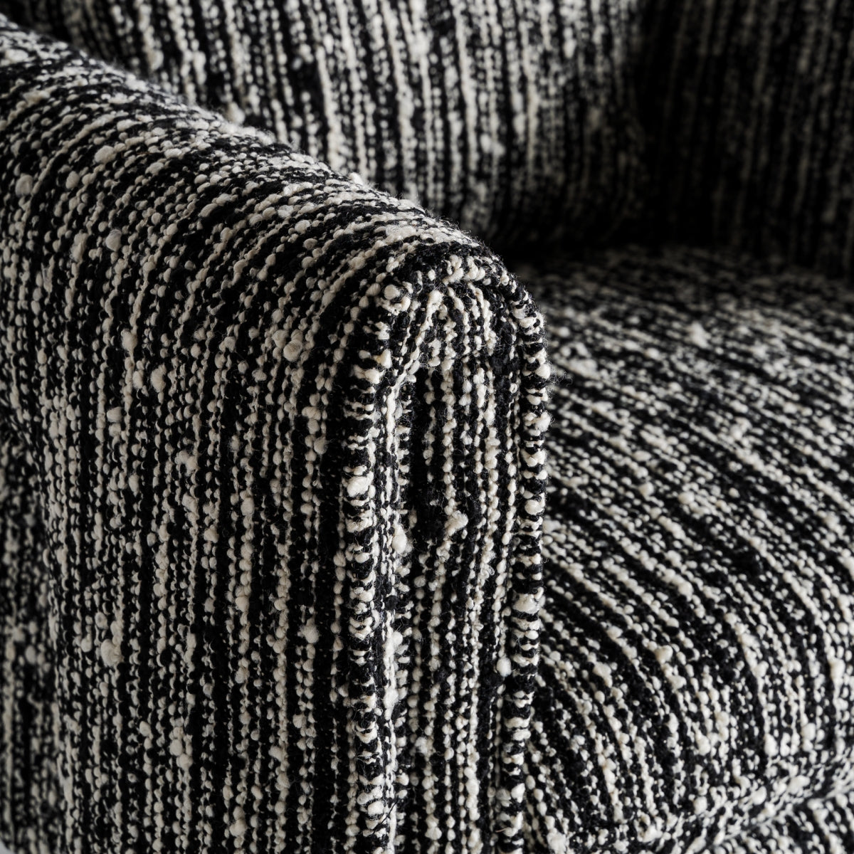 Fauteuil d'appoint en tissu noir et blanc marbré | Vical Kostov | REMO-HOME, mobilier et décoration d'intérieur