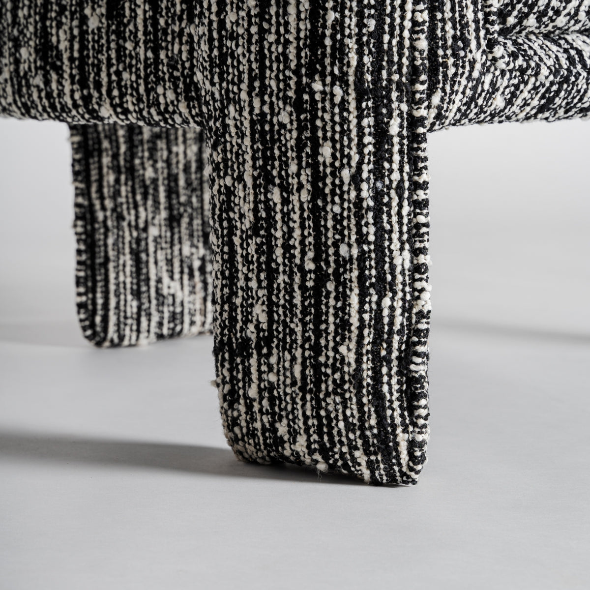 Fauteuil d'appoint en tissu noir et blanc marbré | Vical Kostov | REMO-HOME, mobilier et décoration d'intérieur