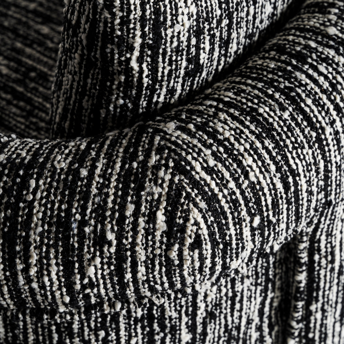 Fauteuil d'appoint en tissu noir et blanc marbré | Vical Kostov | REMO-HOME, mobilier et décoration d'intérieur