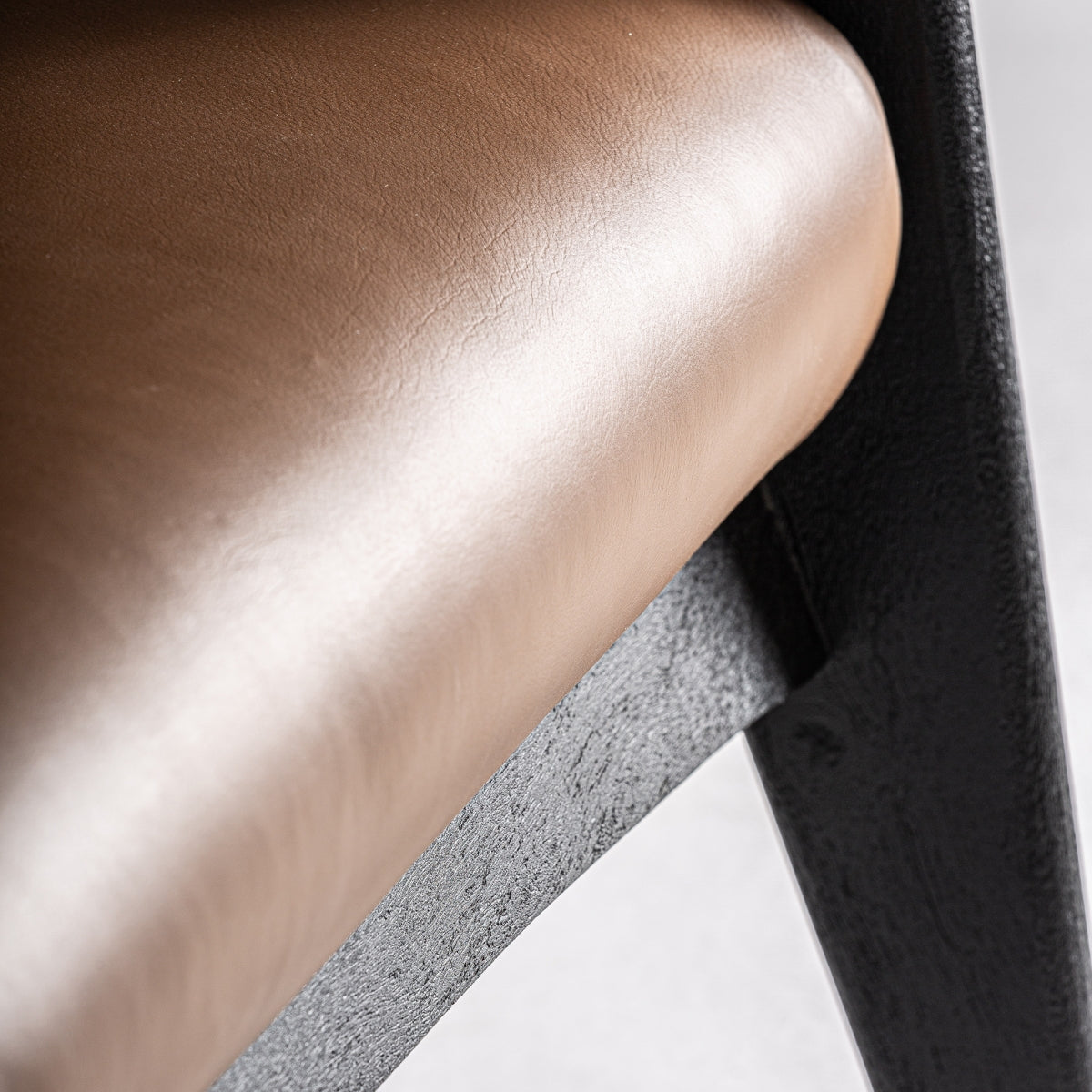 Fauteuil en cuir et bois d'acacia noir | VICAL Beslon | REMO-HOME, mobilier design et décoration d'intérieur