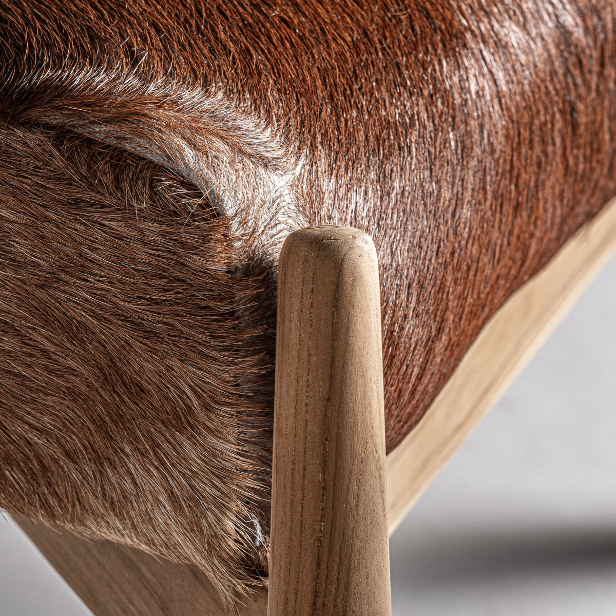 Fauteuil en teck et peau de chèvre | VICAL Payerne | REMO-HOME, mobilier design et décoration d'intérieur